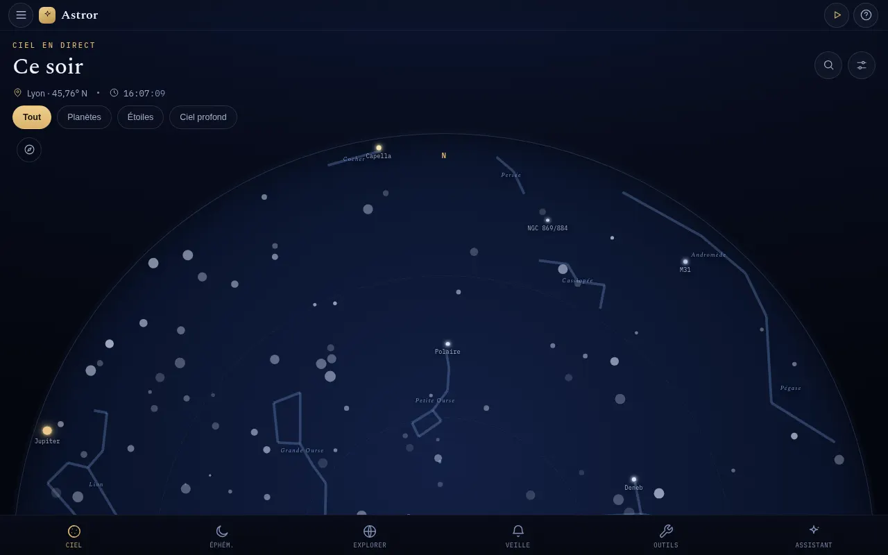 Astror ouvert dans un navigateur d'ordinateur : la carte du ciel occupe toute la largeur de la fenêtre.